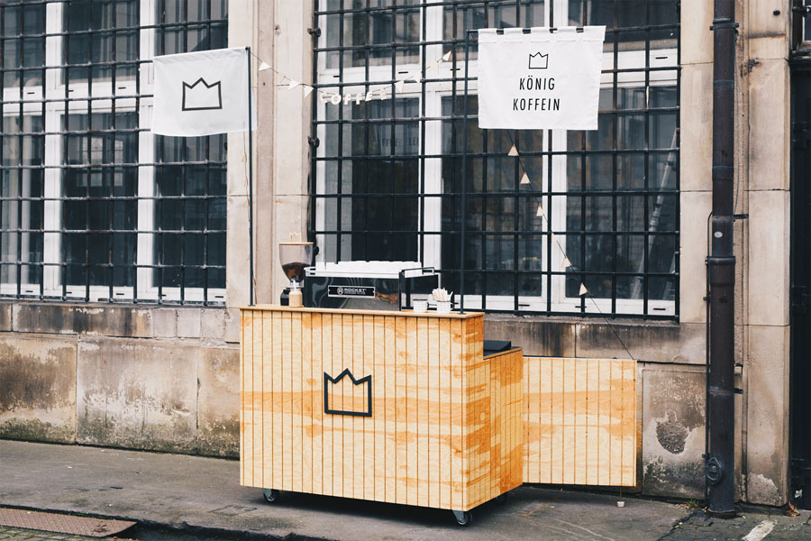 koenig-koffein-mobiles-kaffee-catering-branding-espresso-design-bar-kiefer-holz-latten-gr